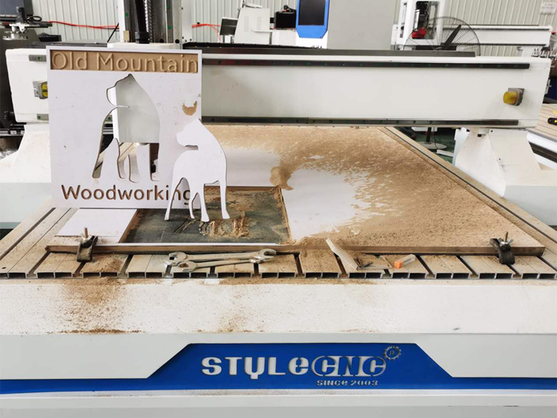 用于木工項(xiàng)目的數(shù)控雕刻機(jī) 用于木工項(xiàng)目的數(shù)控雕刻機(jī)