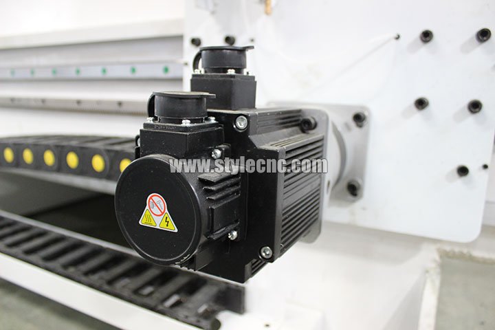 石材數(shù)控加工中心安川伺服電機(jī) 石材數(shù)控加工中心安川伺服電機(jī)