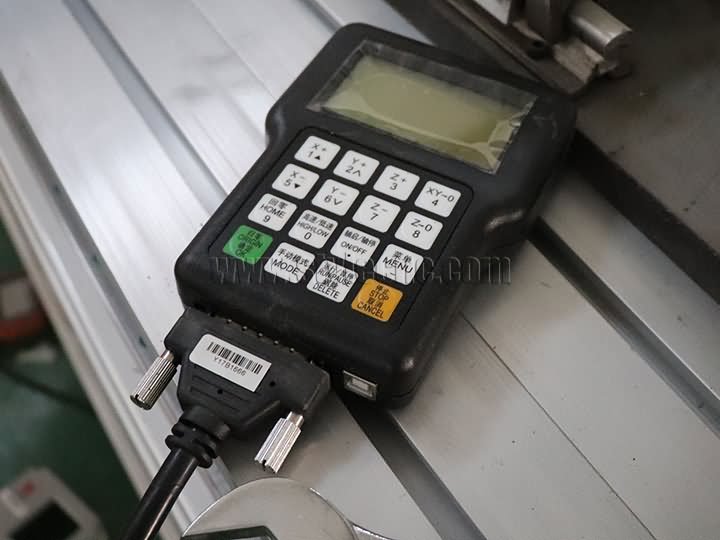 業(yè)余愛好專用數(shù)控雕刻機(jī)帶旋轉(zhuǎn)軸 - 標(biāo)牌制作