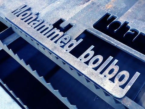 工業(yè)數(shù)控等離子切割工作臺，配備 Hypertherm 等離子切割機