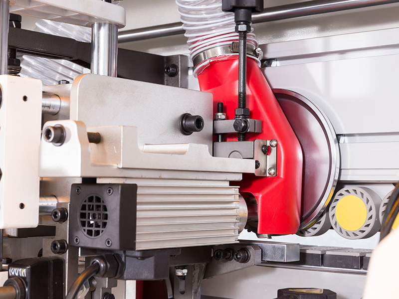 使用雙鋸對零件進(jìn)行精修