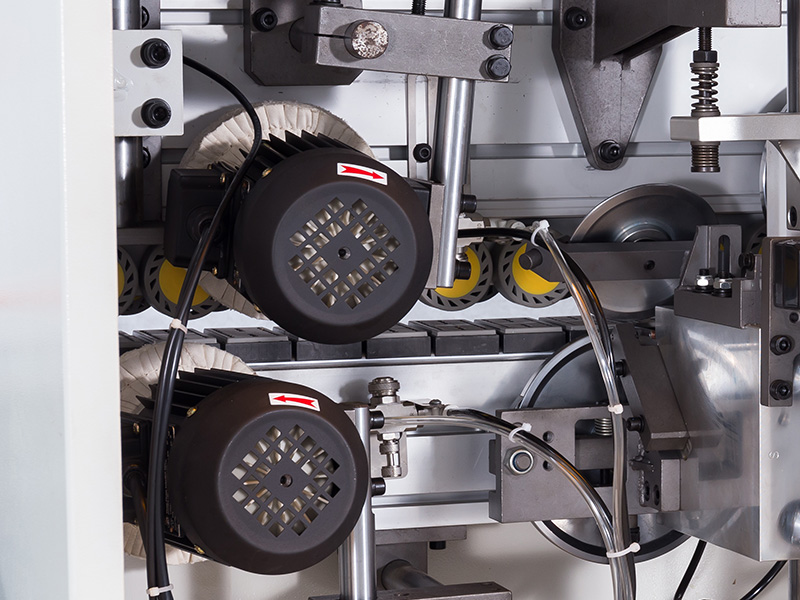 使用封邊機進(jìn)行噴霧清潔和拋光